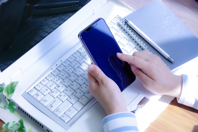 スマホやパソコン姿勢による首こりと頭痛のイメージ