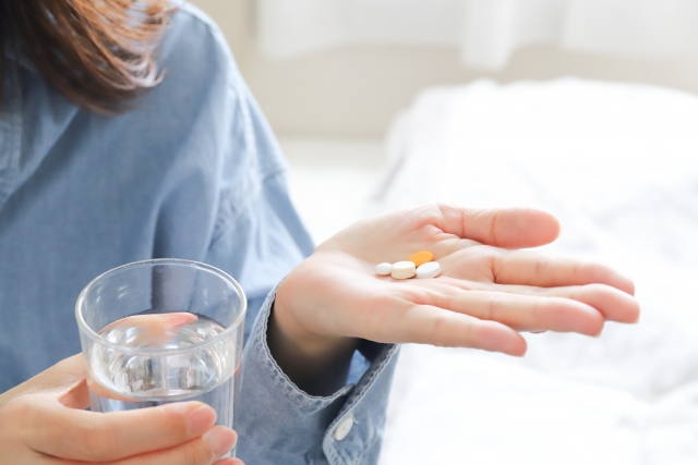 ストレスで頭痛や不調を抱える女性のイメージ