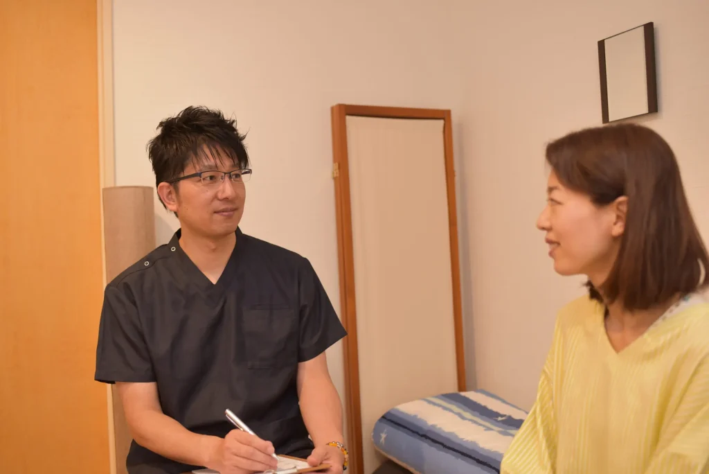 カウンセリング風景 院長が患者の話をしっかり聞いている様子