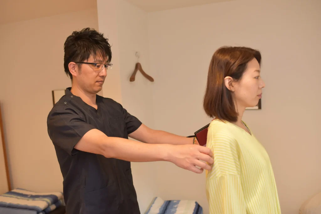 カウンセリングと状態確認の様子 院長が丁寧に話を聞いている場面